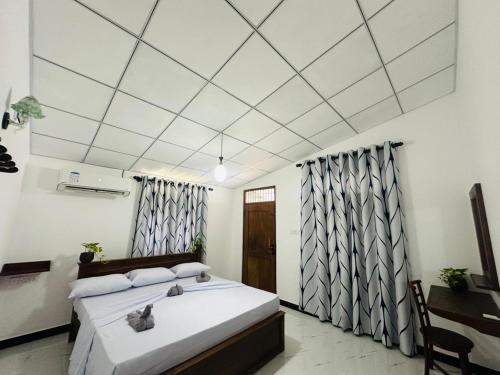 Queen Room with Garden View image 10
