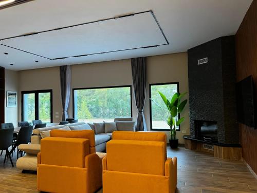 Aries Villa Albania in โวเร