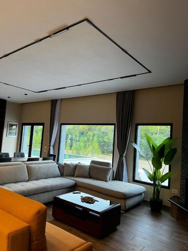 Aries Villa Albania in โวเร