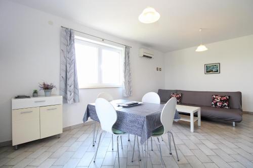 One-Bedroom Apartment image 10