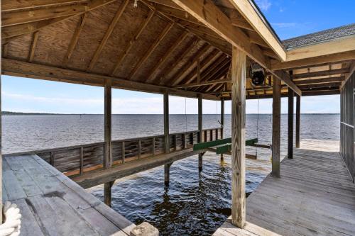Spacious Lakefront home with a private pier located on the tranquil Lake Waccamaw Lake Escape in Whiteville (NC)