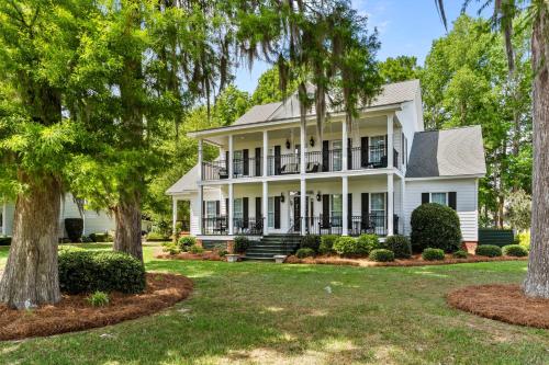 Spacious Lakefront home with a private pier located on the tranquil Lake Waccamaw Lake Escape in Whiteville (NC)