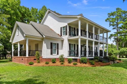 Spacious Lakefront home with a private pier located on the tranquil Lake Waccamaw Lake Escape in Whiteville (NC)