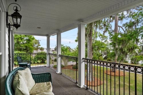 Spacious Lakefront home with a private pier located on the tranquil Lake Waccamaw Lake Escape in Whiteville (NC)