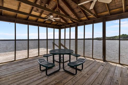 Spacious Lakefront home with a private pier located on the tranquil Lake Waccamaw Lake Escape in Whiteville (NC)