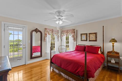 Spacious Lakefront home with a private pier located on the tranquil Lake Waccamaw Lake Escape in Whiteville (NC)
