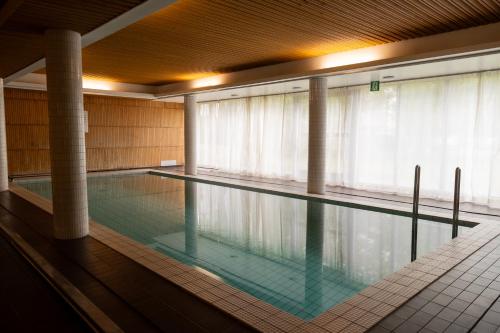 สระว่ายน้ำ, Hotel Savoy near สนามบินมารียาฮัมน์