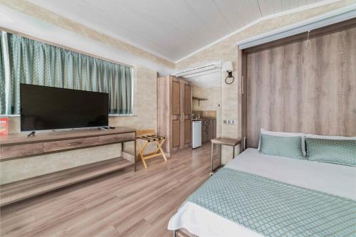 Deluxe Double Room with Balcony and Sea View image 10