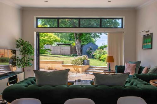 Bright Lofty House with Parking and Hot Tub – khách sạn tại Southdown