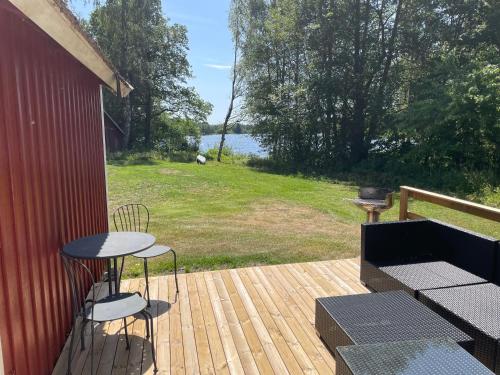 Stuga med sjöutsikt (Stuga med sjoutsikt) in Alšulta