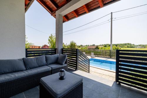 陽台/露台, Three-Bedroom Holiday Home Vida with Private Pool in 科汀