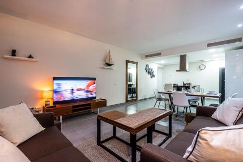Fully Equipped 2 BD Apartment · Cedro