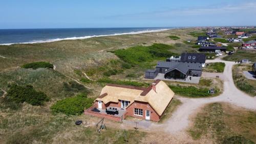 Thatched house with spa and pool by the sea - SJ67