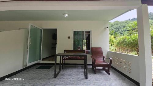 Quite Apartment Kitchen Speed Wifi 5 minutes to Saladan and Klong Dow beach