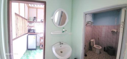 Quite Apartment Kitchen Speed Wifi 5 minutes to Saladan and Klong Dow beach Quite Apartment Kitchen Speed Wifi 5 minutes to Saladan and Klong Dow beach