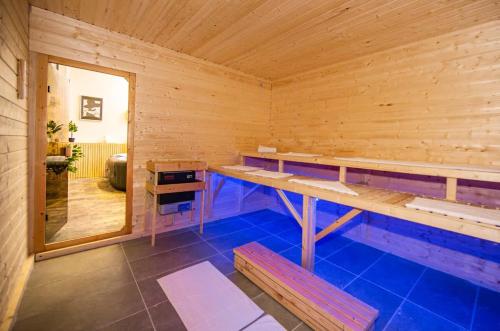 Casino Whirlpool-Sauna-Kino-Indoor Basketball in Hohr-Grenzhausen