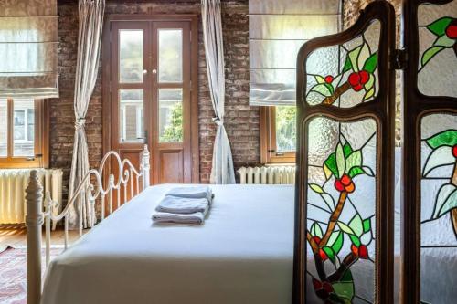 Chic 2BR Retreat House - Heart of Cihangir! #394 - image 6