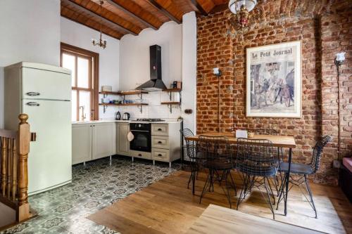 Chic 2BR Retreat House - Heart of Cihangir! #394 - image 4