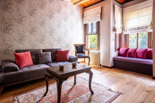 Chic 2BR Retreat House - Heart of Cihangir! #394 - image 2