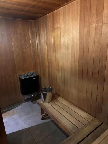 Sauna, Top-Floor 2BR Apt, 270 deg Skyline, Free Parking in Flemington