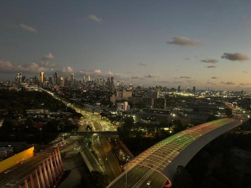 View, Top-Floor 2BR Apt, 270 deg Skyline, Free Parking in Flemington