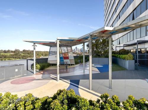 Facilities, Top-Floor 2BR Apt, 270 deg Skyline, Free Parking in Flemington