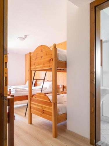 2 twin beds, 1 bunk bed