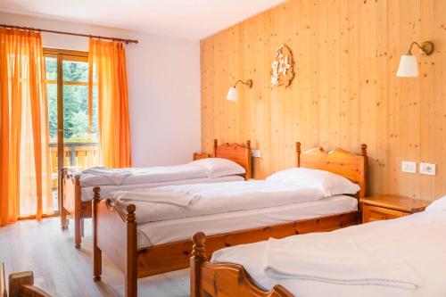 3 twin beds
