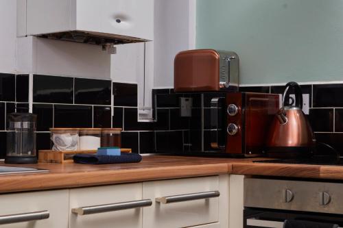 Facilities, Spacious Bradford House with 4 bedrooms & 6 Beds by PureStay with Parking for 7 nights min! in Wibsey