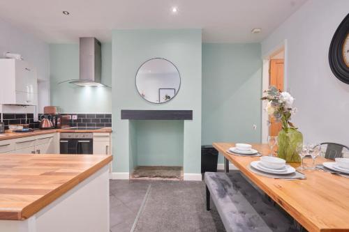 Kitchen, Spacious Bradford House with 4 bedrooms & 6 Beds by PureStay with Parking for 7 nights min! in Wibsey