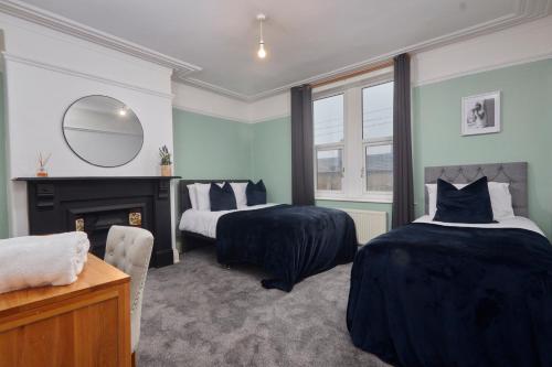 Spacious Bradford House with 4 bedrooms & 6 Beds by PureStay with Parking for 7 nights min! in Wibsey