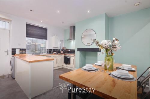 Kitchen, Spacious Bradford House with 4 bedrooms & 6 Beds by PureStay with Parking for 7 nights min! in Wibsey