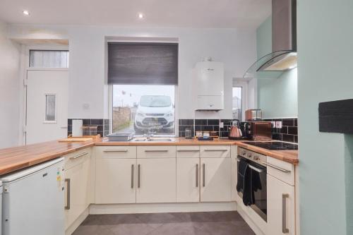 Kitchen, Spacious Bradford House with 4 bedrooms & 6 Beds by PureStay with Parking for 7 nights min! in Wibsey