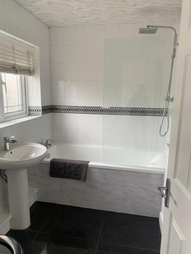 3 Bedroom Contractor House With Parking in 沃克索普市中心