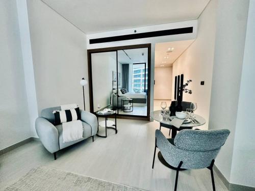 Artful Canal Escape With Jacuzzi And City Views!, Dubái (foto 4)