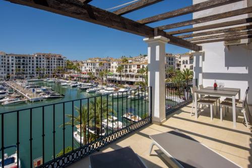 Beautiful Duquesa Harbour apt 2001