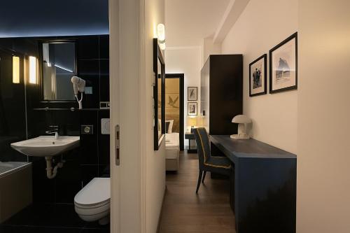 Deluxe Double or Twin Room image 9