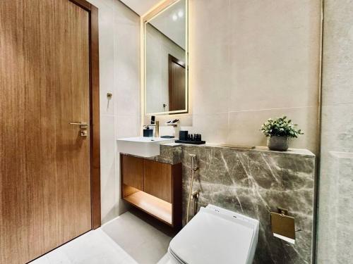Artful Canal Escape With Jacuzzi And City Views!, Dubái (foto 9)