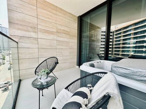 Artful Canal Escape With Jacuzzi And City Views!, Dubái (foto 6)