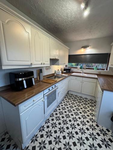 Konyha, Stunning Bungalow In Rugby by Eason Stays, Ideal for Weekend Getaways & Business Travellers - Free P in Hillmorton