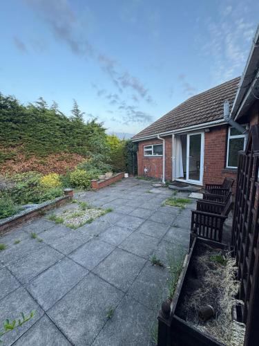 Stunning Bungalow In Rugby by Eason Stays, Ideal for Weekend Getaways & Business Travellers - Free Parking