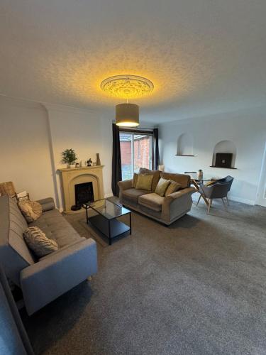 Four BDR House By Eason Stays Short Lets & Serviced Accommodation Rugby With Free Parking in ฮิลมอร์ตัน