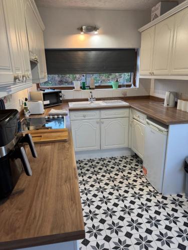 ห้องครัว, Four BDR House By Eason Stays Short Lets & Serviced Accommodation Rugby With Free Parking in ฮิลมอร์ตัน