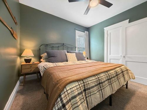 Chic Lakeside Retreat Steps from the Beach, Cleveland (photo 6)
