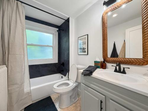 Chic Lakeside Retreat Steps from the Beach, Cleveland (photo 7)
