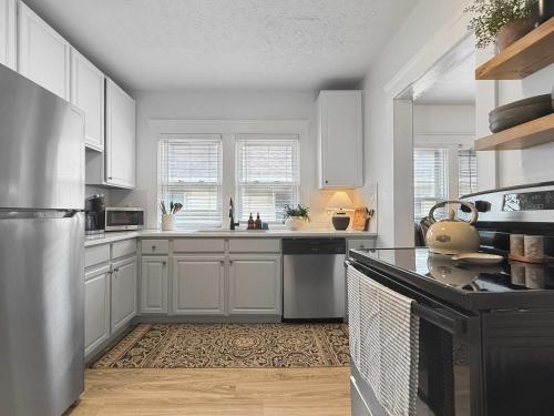 Chic Lakeside Retreat Steps from the Beach, Cleveland (photo 9)