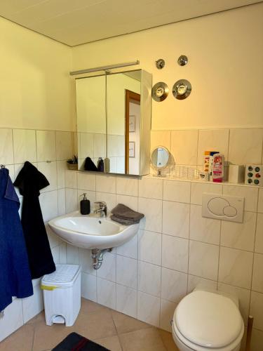 ห้องน้ำ, Weserglück Ferienwohnung Grohnde (Wesergluck Ferienwohnung Grohnde) in เอมเมอร์ทาล