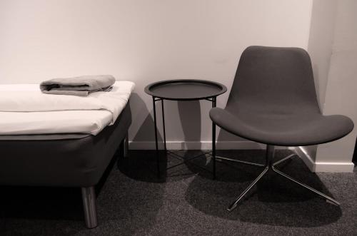 Grad Hotel and Hostel Room Type - Twin Room with Shared Bathroom - No Window
