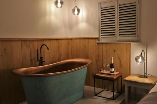 Facilities, 1 & 2 bedroom Weaver's Cottages at Frame Farm in Benenden