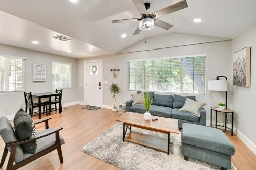 Entire 2 Bedroom Pet Friendly Cottage Home in 阿爾派恩 (CA)